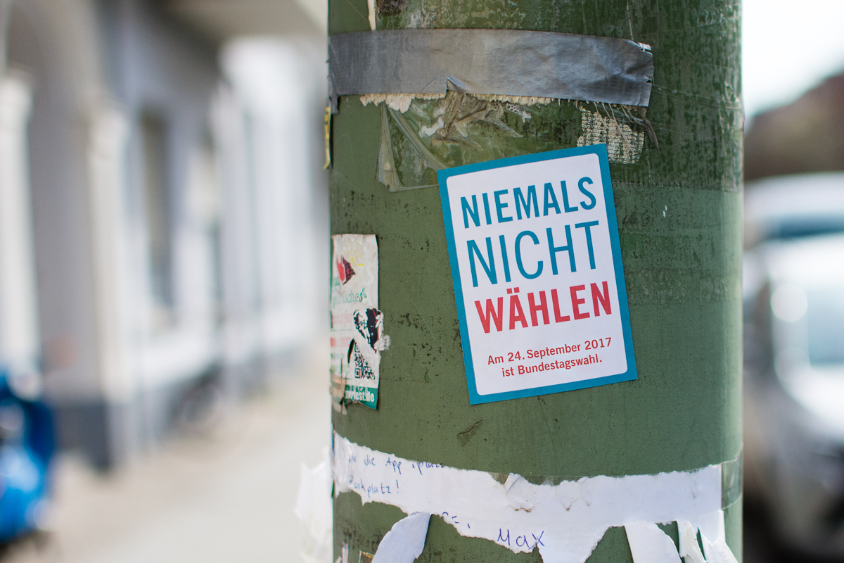 Spuckie auf Laternenpfahl mit dem Text „Niemals nicht wählen“ © WAS MACHEN