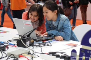 Zwei Mädchen am Laptop, Start Coding © nicai systems b-o-b-3